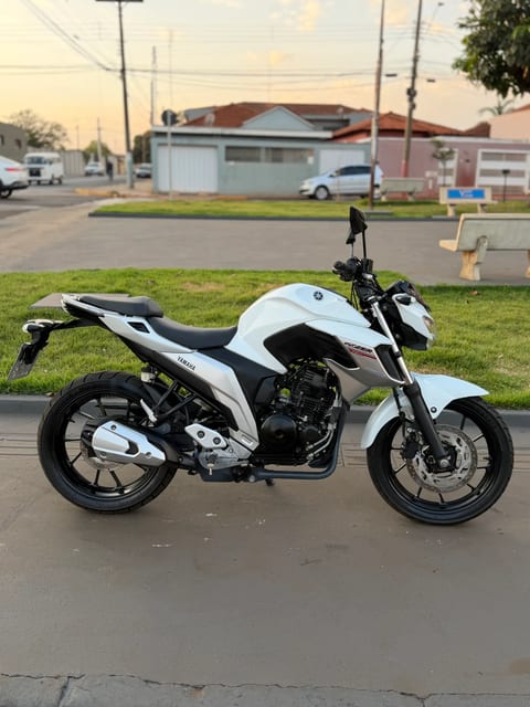 YAMAHA FZ25 FAZER — foto 1